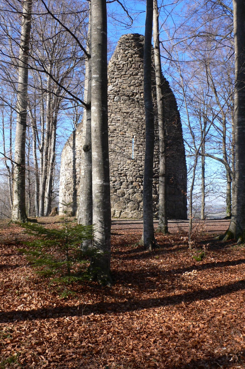 La tour ronde au sud du bourg.